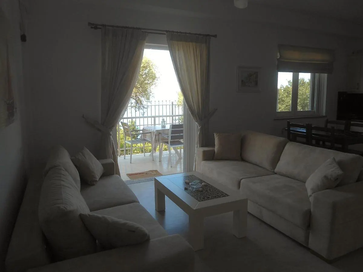 Elia Apartment Paljasa 0*,